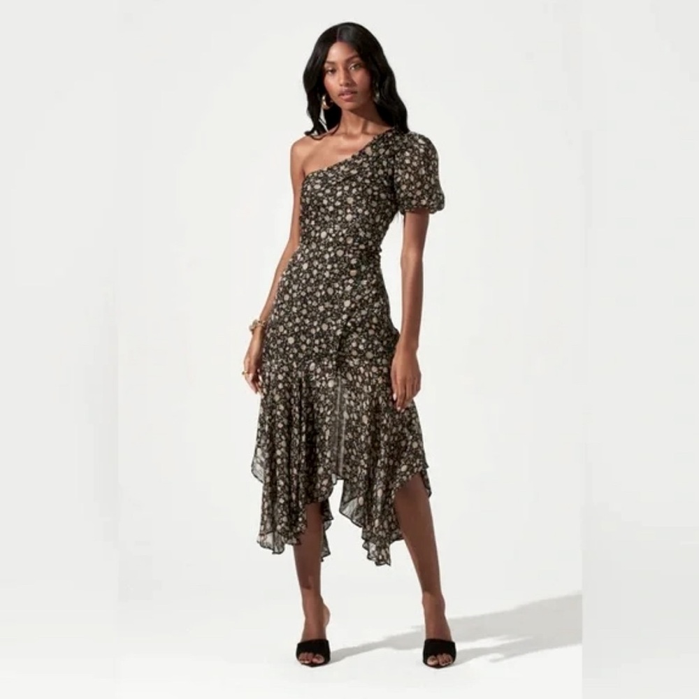 ASTR THE LABEL ~ BNWT Santorini One Shoulder Black Floral midi Dress size MED